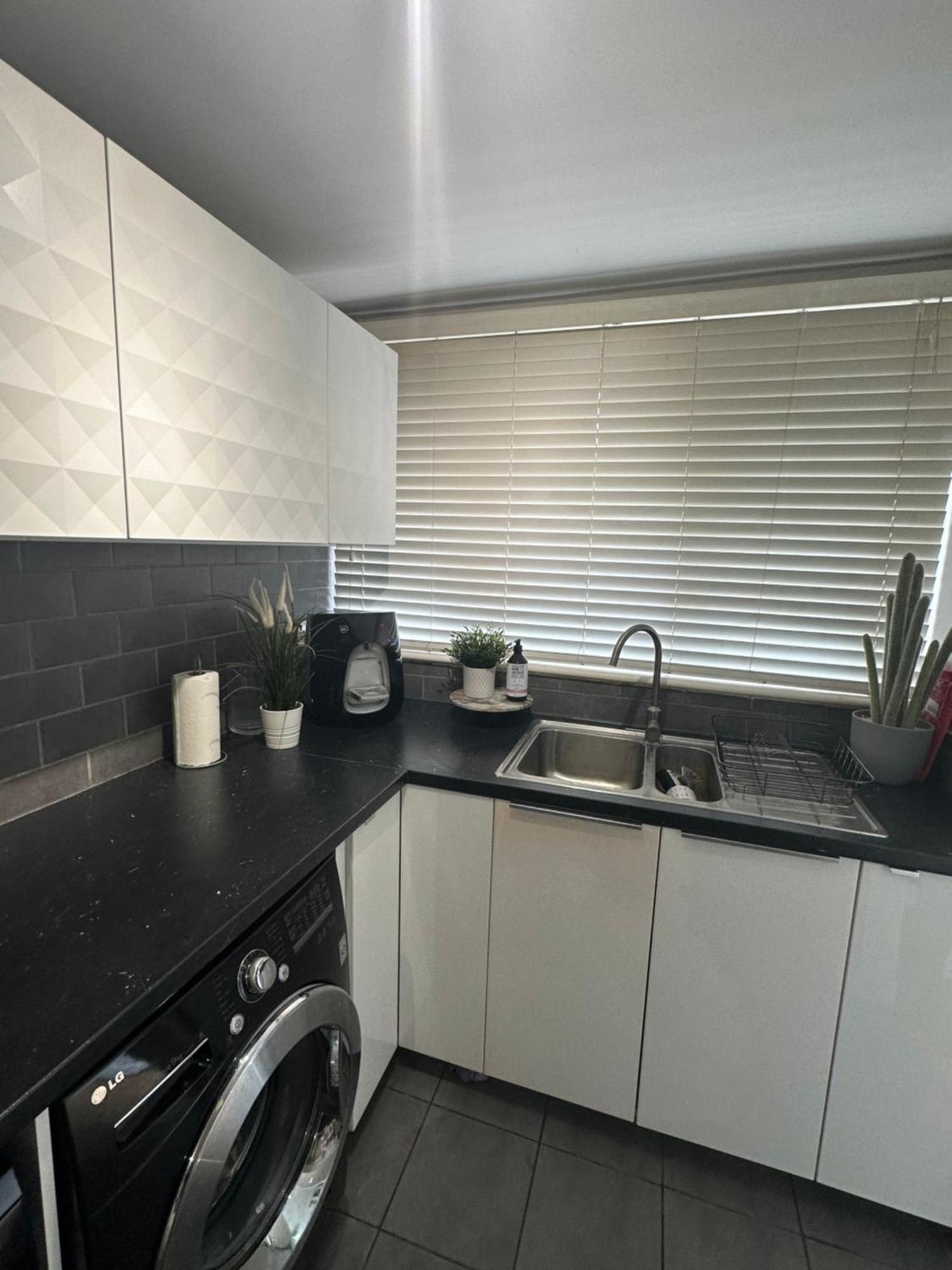 1 Bedroom Spacious And Private Apartment *